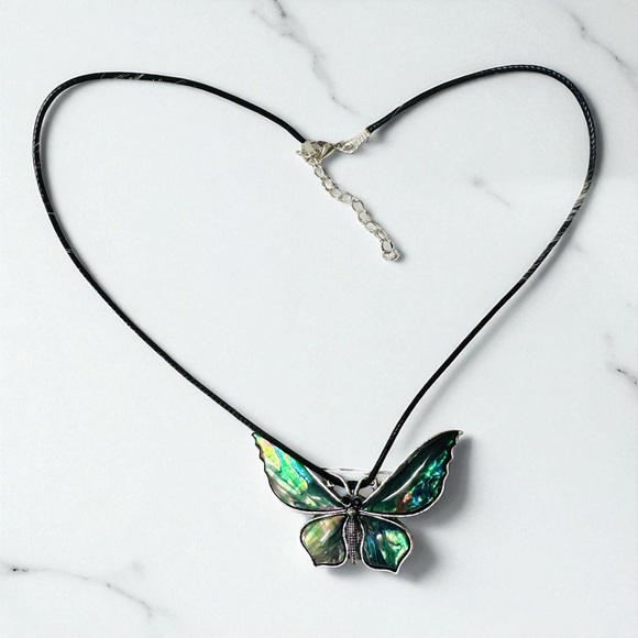 Jewelry - 💙🆕💙Elegant Butterfly Pendant Necklace